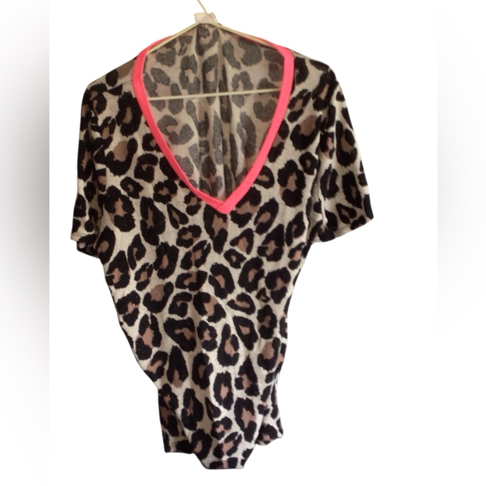 EUC..Womens Leopard Print V-Neck Top with Pink Trim